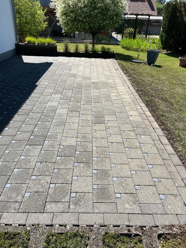 Echtes Kundenfoto: gereinigter Pflasterweg mit Granit-Einlagen nach dem Einsatz